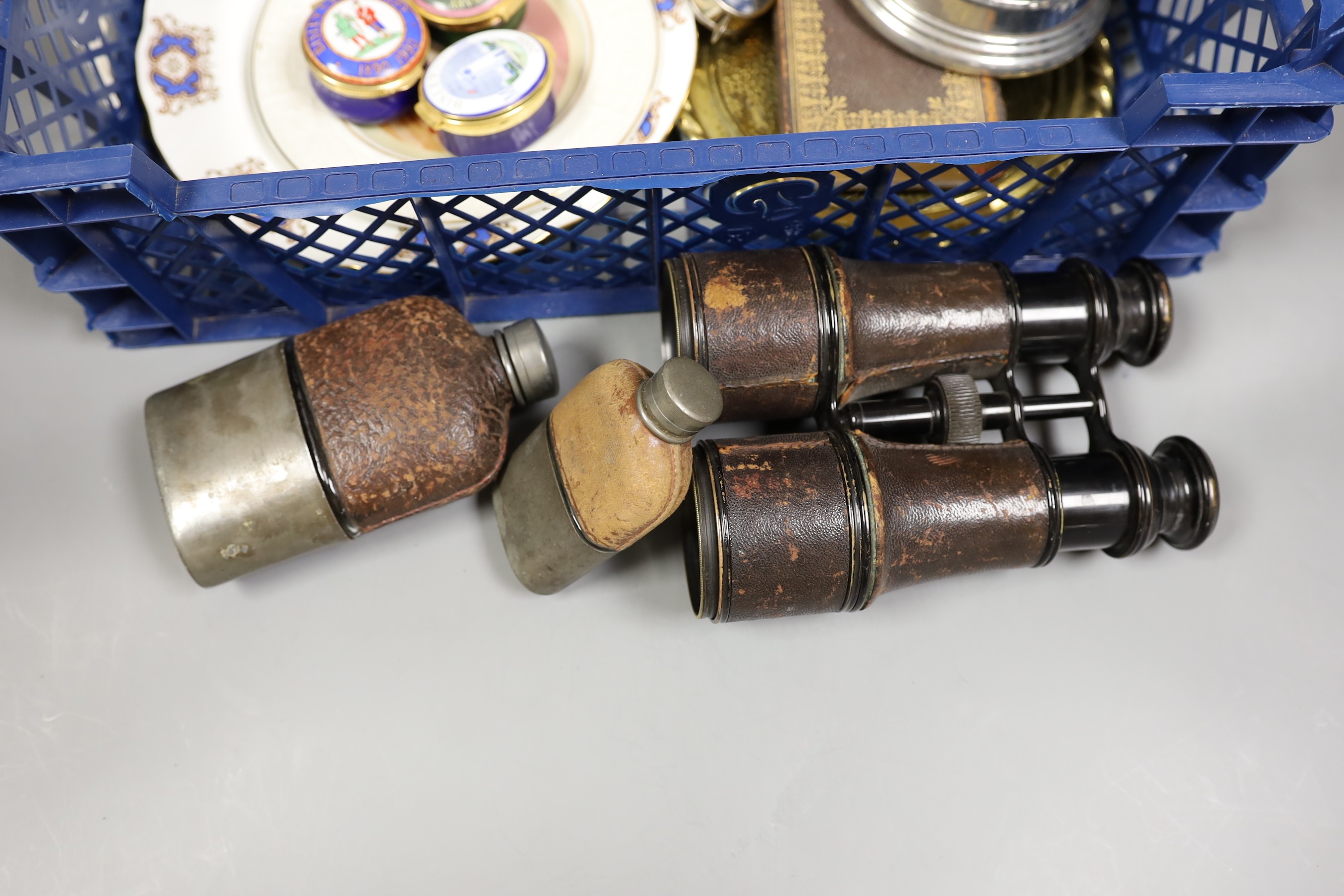 Rifle related collectables, to include spoons, circular box, car badge, rifle, clay pipe etc